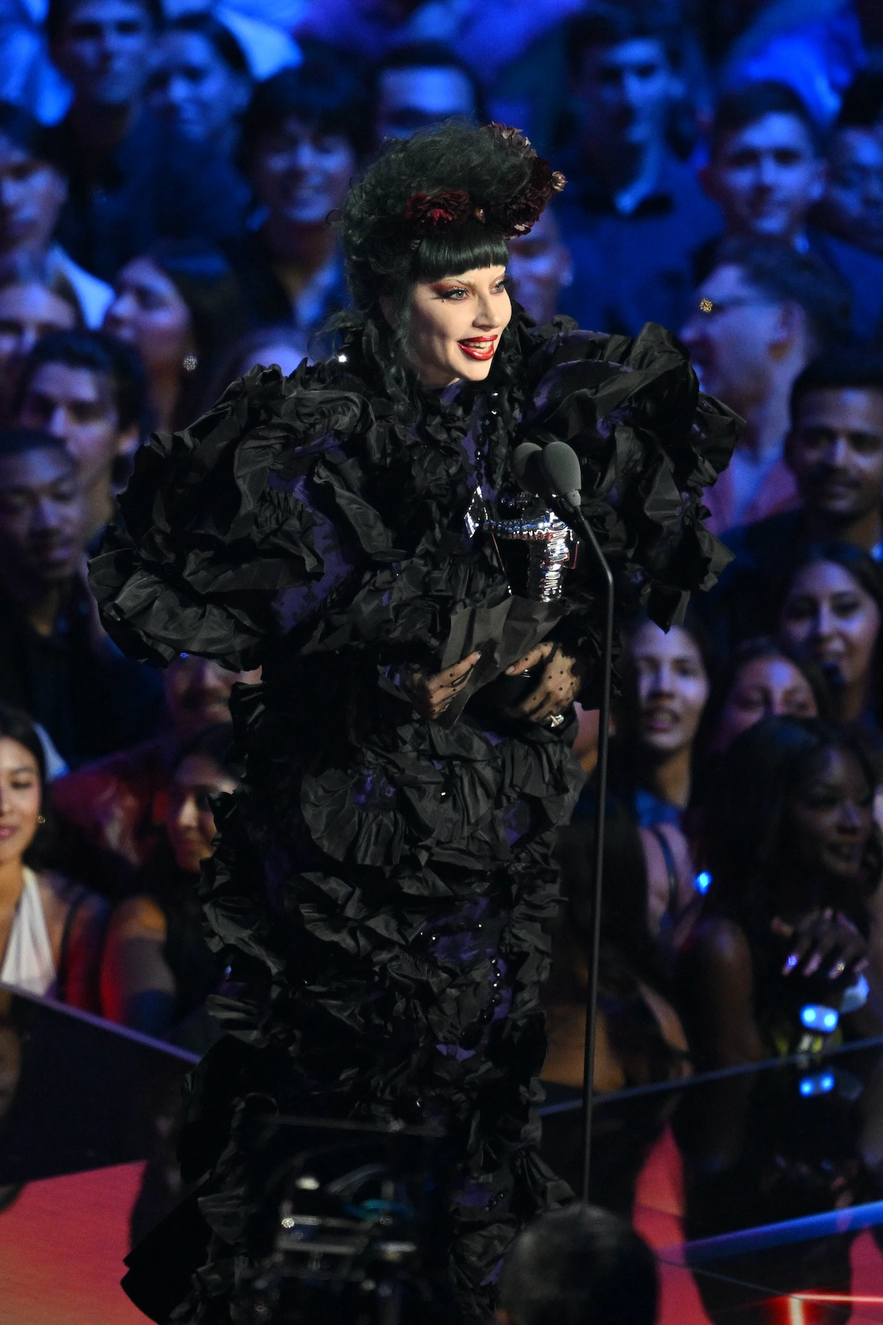Lady Gaga vượt Taylor Swift giành giải 'Nghệ sĩ của năm' tại VMAs 2025