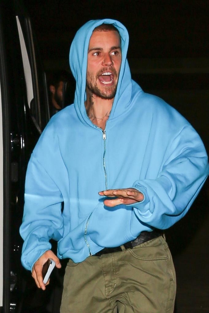 Justin Bieber làm sao nữa vậy: Ra đường mặc mỗi đồ lót, đến giày dép cũng chẳng xỏ!
