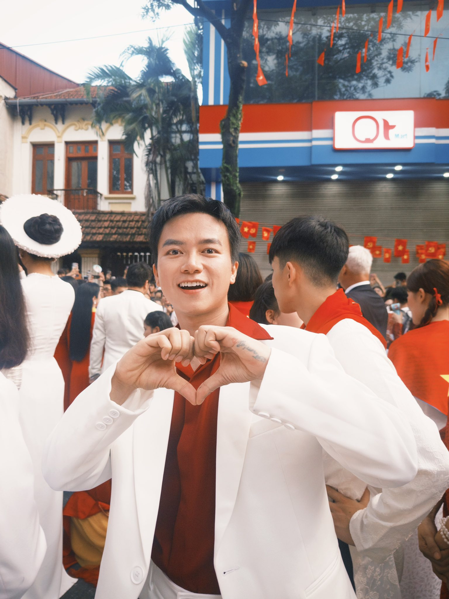 Bùi Công Nam viral cõi mạng với khoảnh khắc 'mất hình' khi đứng cùng dàn hoa hậu, diễn viên