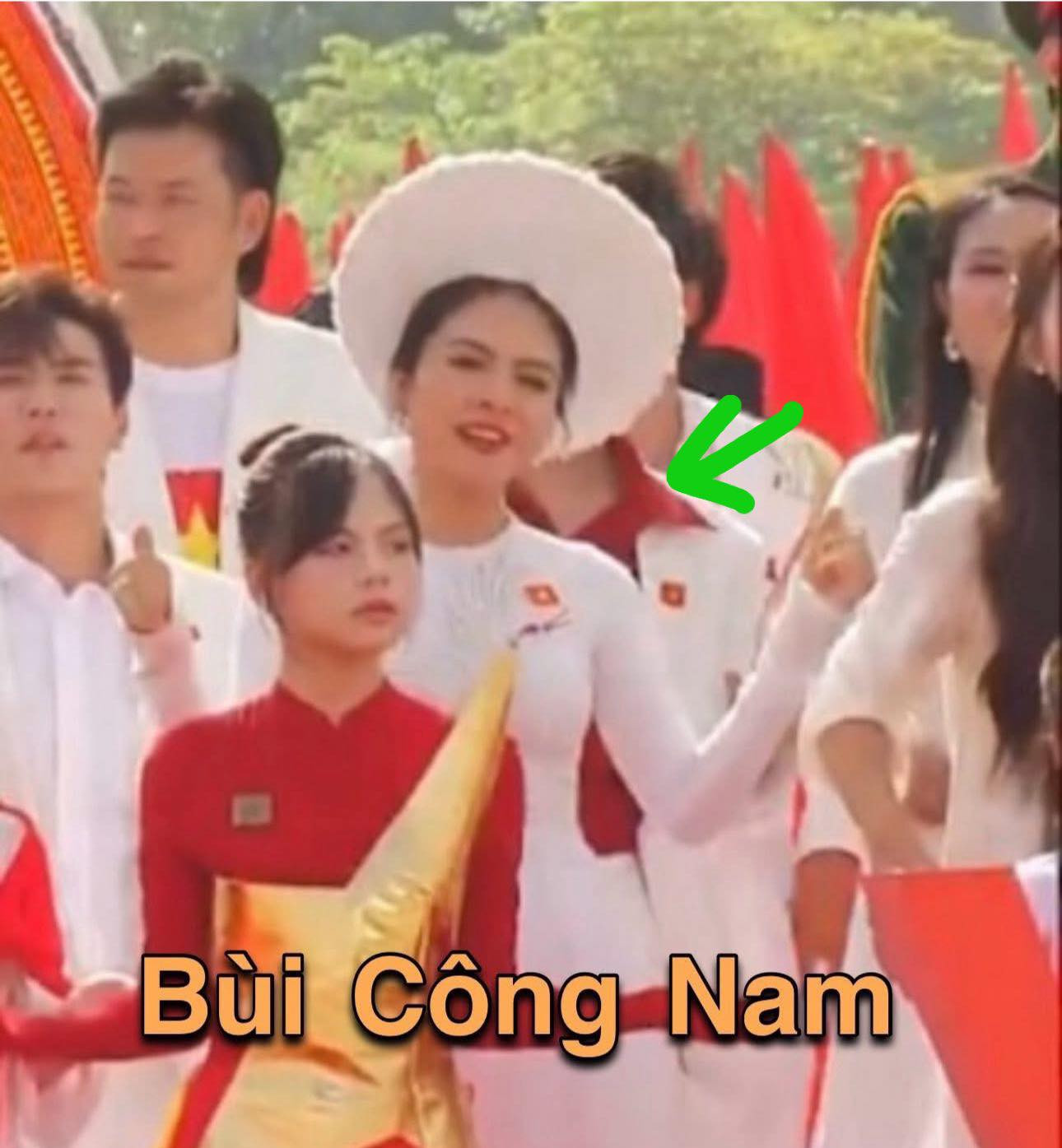 Bùi Công Nam viral cõi mạng với khoảnh khắc 'mất hình' khi đứng cùng dàn hoa hậu, diễn viên