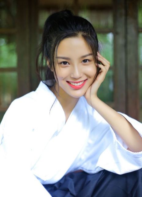 Ngu Thư Hân sang Thái Lan ghi hình giữa ồn ào sự nghiệp