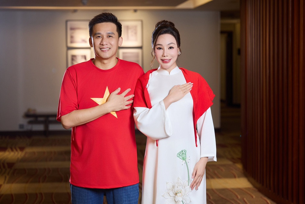 Ông xã Hồ Quỳnh Hương hiếm hoi lộ diện, nữ ca sĩ được khen 'mát tay'