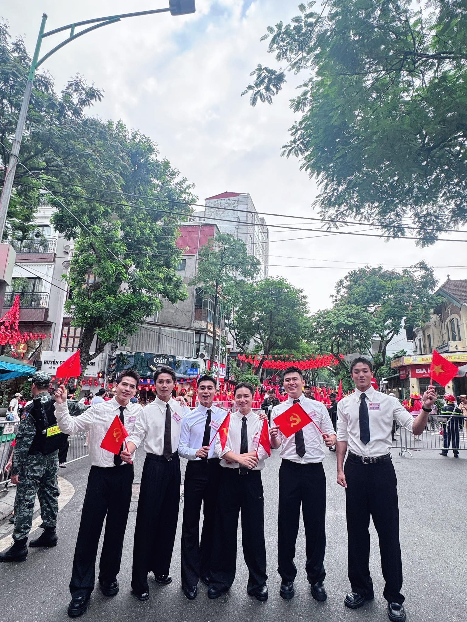 Phản ứng của Tăng Duy Tân khi fans nhắc tên Bích Phương ở lễ diễu binh