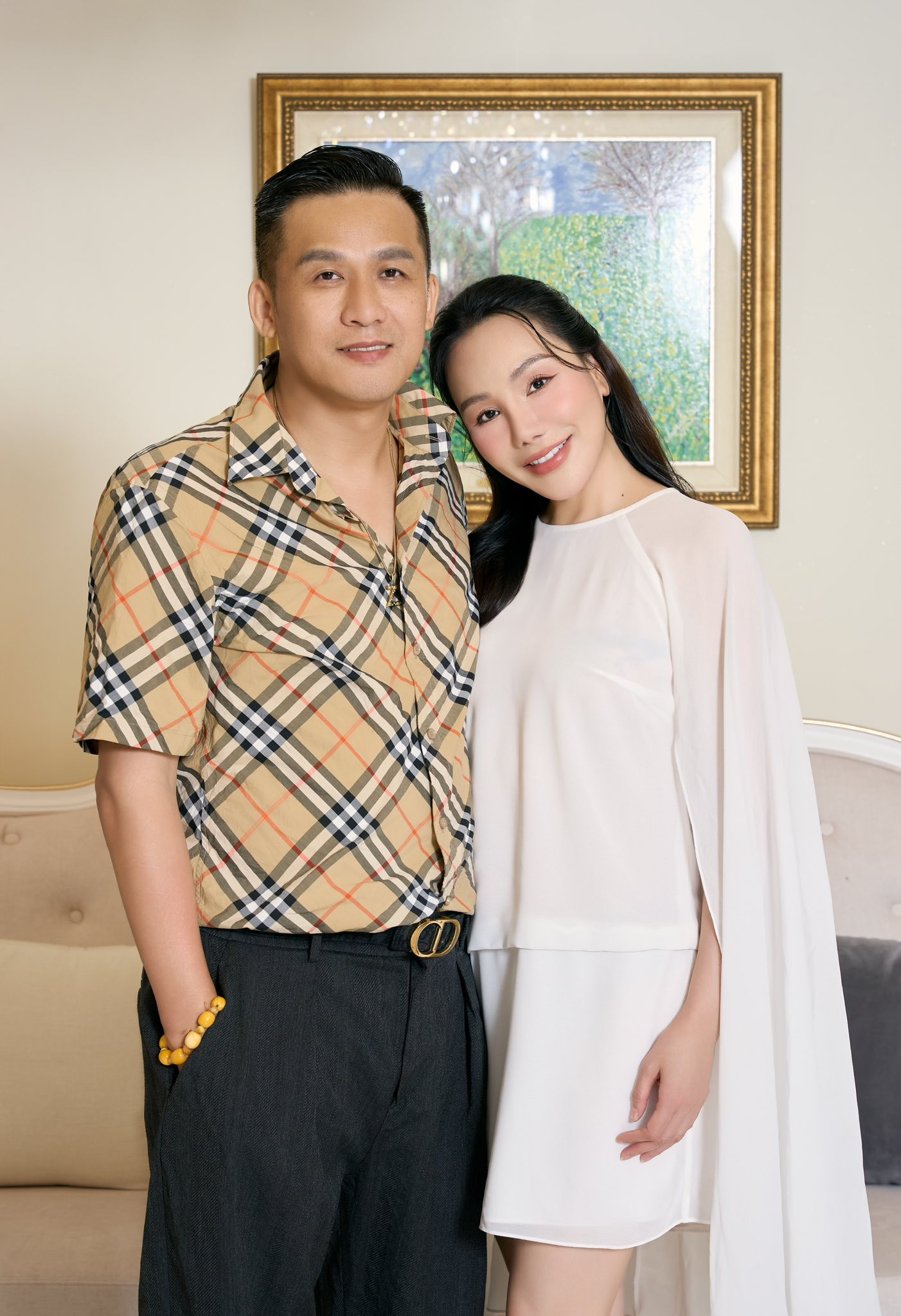 Ông xã Hồ Quỳnh Hương hiếm hoi lộ diện, nữ ca sĩ được khen 'mát tay'