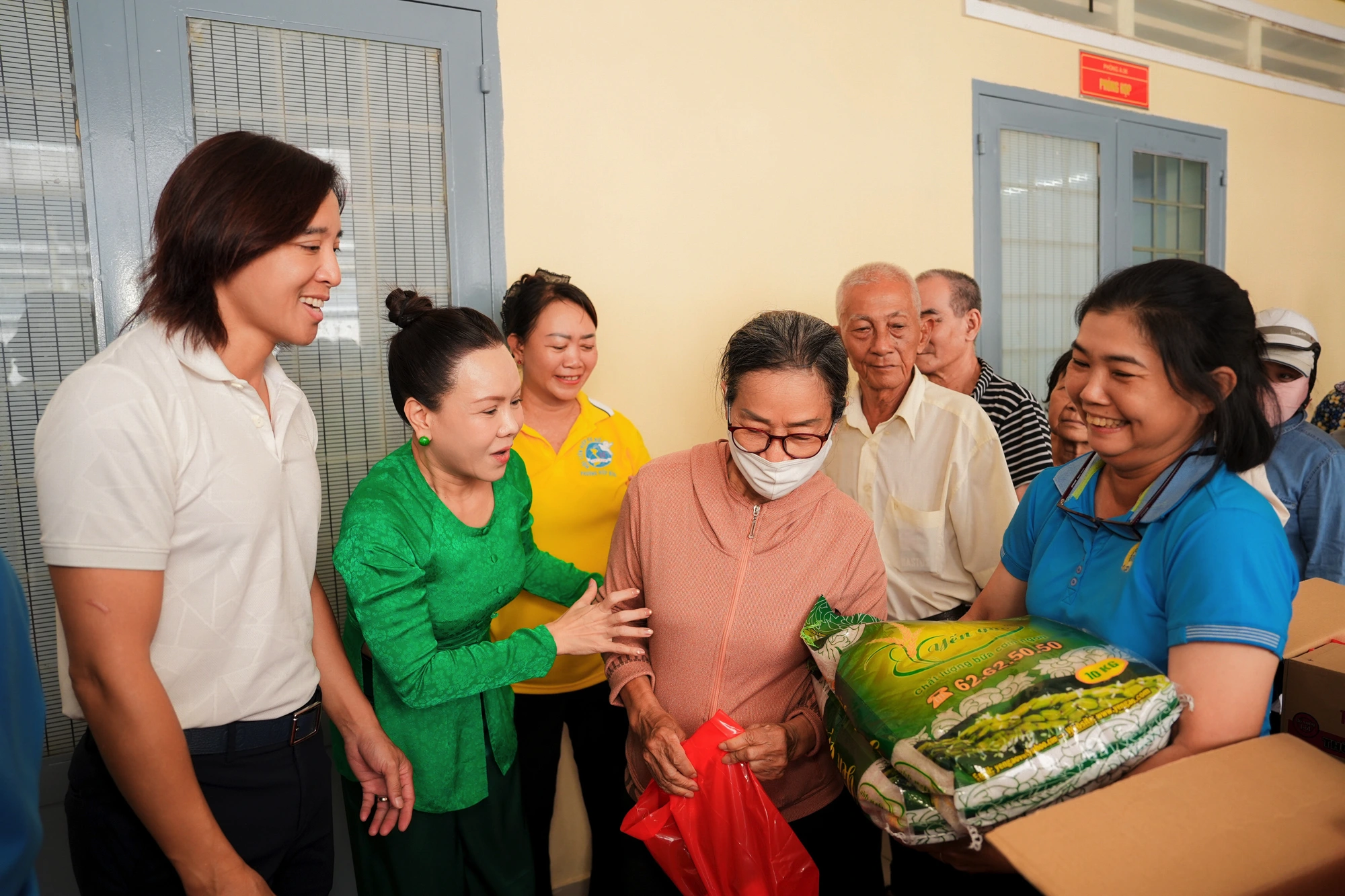 Chồng nhạc sĩ ủng hộ Việt Hương làm thiện nguyện