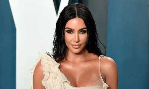 Kim Kardashian gây tranh cãi khi mặc đầm kỳ quặc