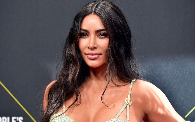 Kim Kardashian gây tranh cãi khi mặc đầm kỳ quặc