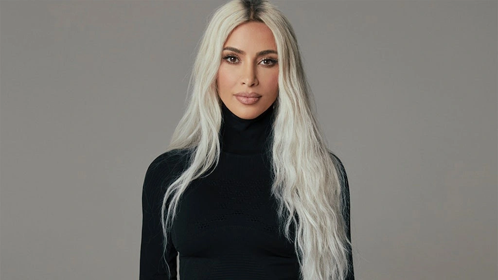 Kim Kardashian gây tranh cãi khi mặc đầm kỳ quặc