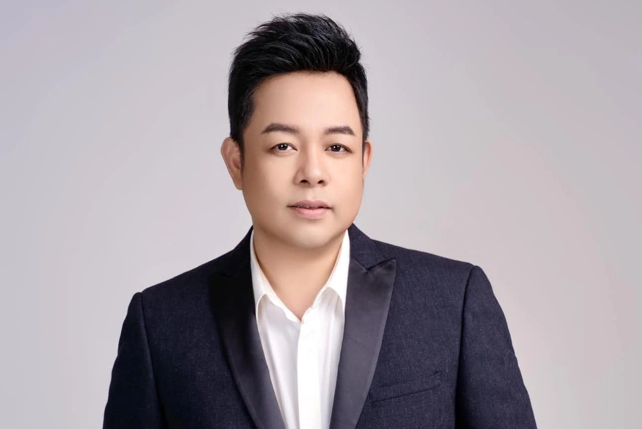 Quang Lê quỳ lạy ban thờ Phật, nguyện ăn chay 2 năm 