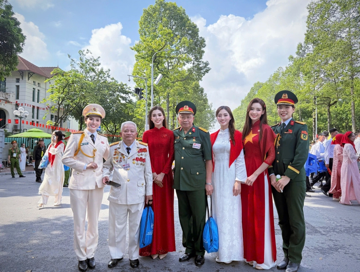 Hoa hậu Tiểu Vy và diễn viên 'Mưa đỏ' hòa ca