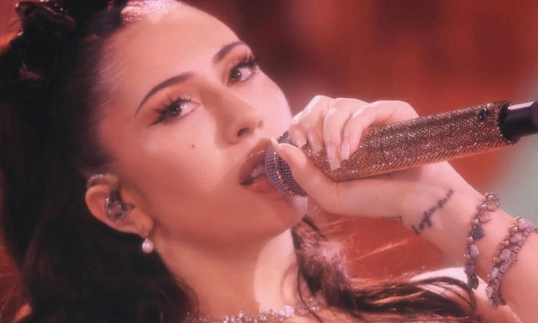 Kali Uchis diện đầm của nhà thiết kế Đỗ Long