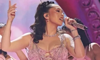 Kali Uchis diện đầm của nhà thiết kế Đỗ Long