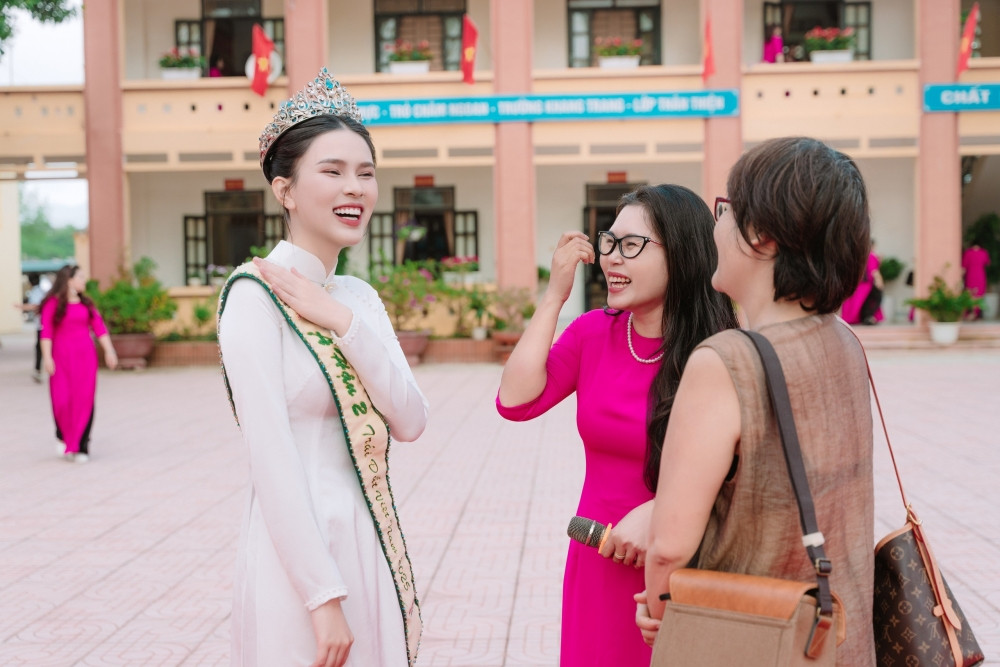 Á hậu Linh Đan về thăm trường cũ, trao quà cho đàn em ngày khai giảng