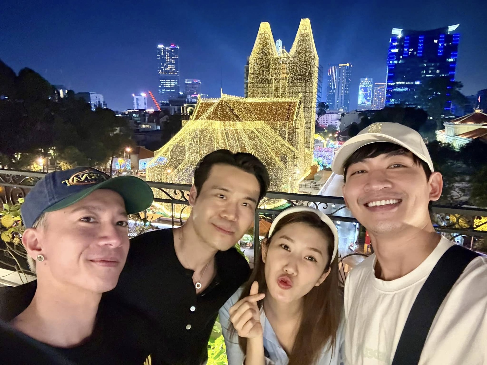 Hội bạn thân đồng loạt an ủi Thúy Ngân vì chia tay với Võ Cảnh?