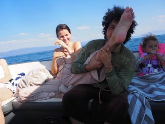 Chồng sắp cưới hôn chân Selena trên du thuyền