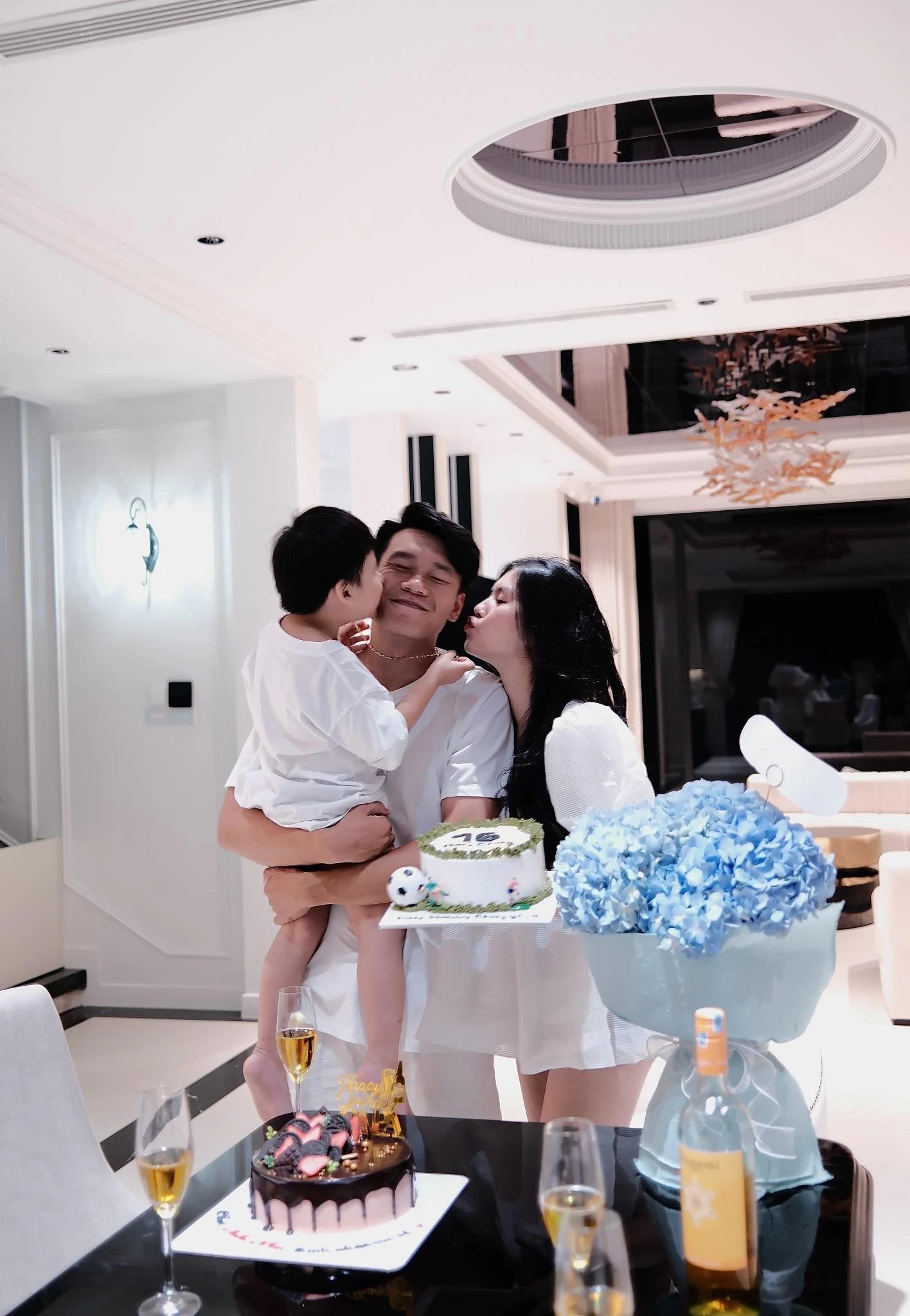 Thành Chung cùng vợ con đón sinh nhật, khung cảnh biệt thự bạc tỷ mới toanh chiếm spotlight