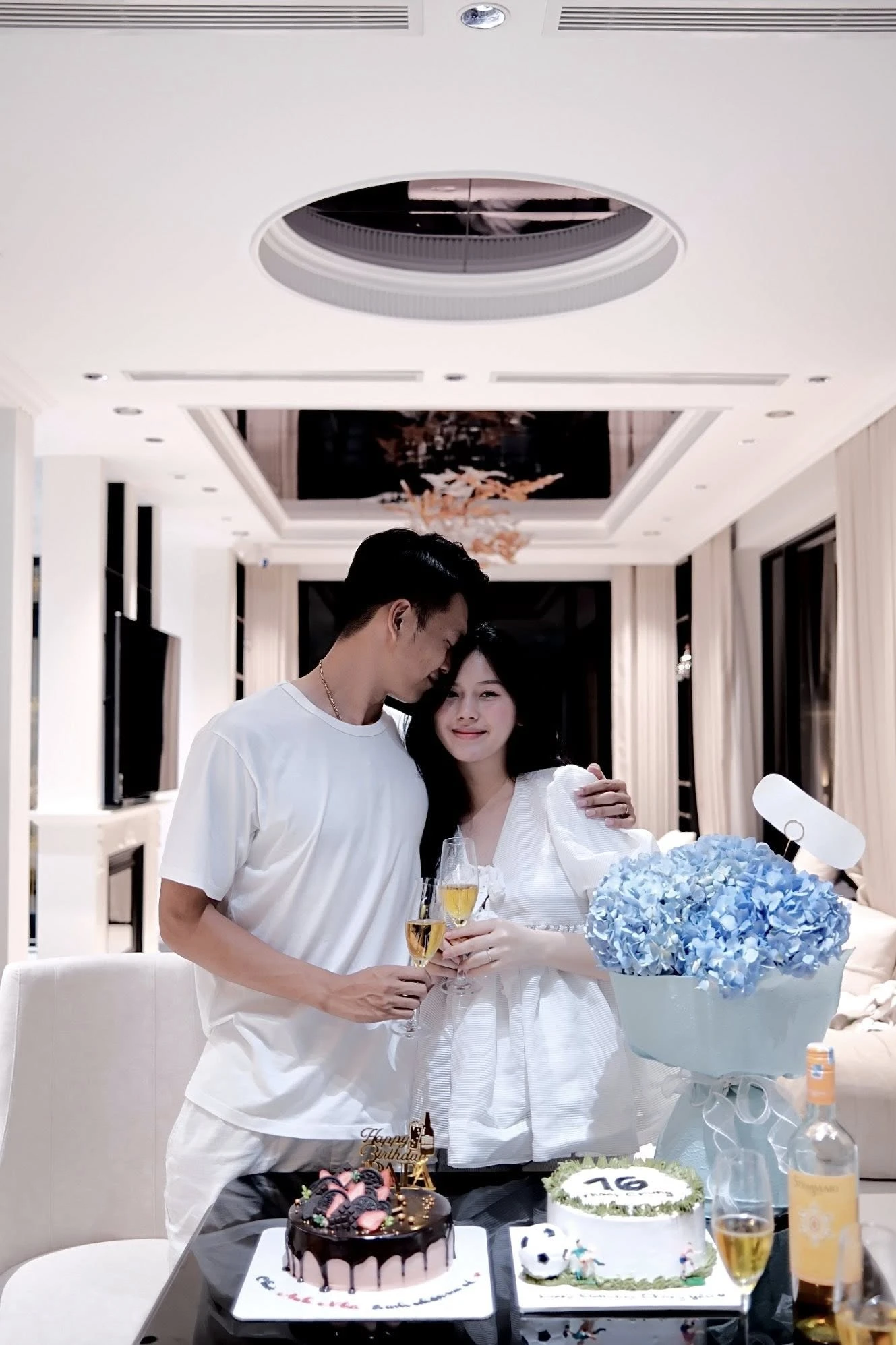 Thành Chung cùng vợ con đón sinh nhật, khung cảnh biệt thự bạc tỷ mới toanh chiếm spotlight
