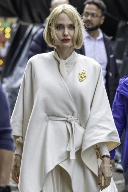 Diện mạo khác lạ của Angelina Jolie
