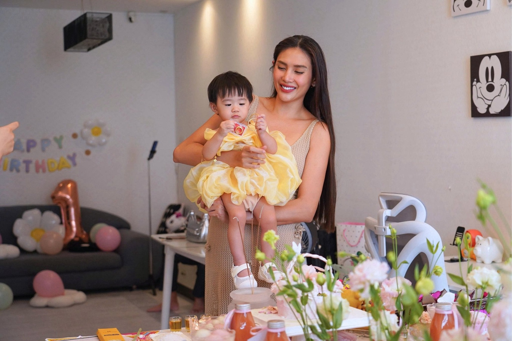 Võ Hoàng Yến tổ chức tiệc thôi nôi cho con gái, vắng bóng ông xã