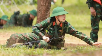 Chi Pu đẹp mạnh mẽ, sáng bừng trong Sao nhập ngũ
