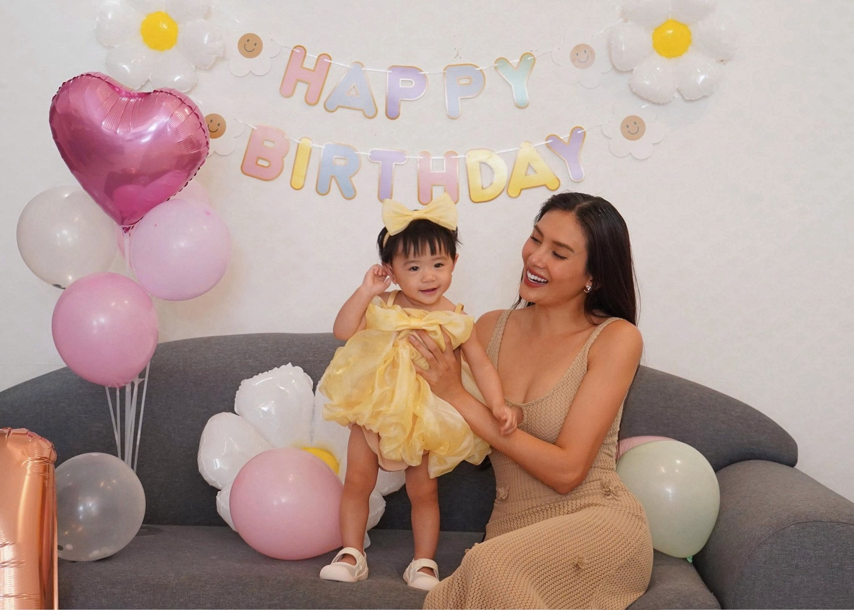 Võ Hoàng Yến tổ chức tiệc thôi nôi cho con gái, vắng bóng ông xã