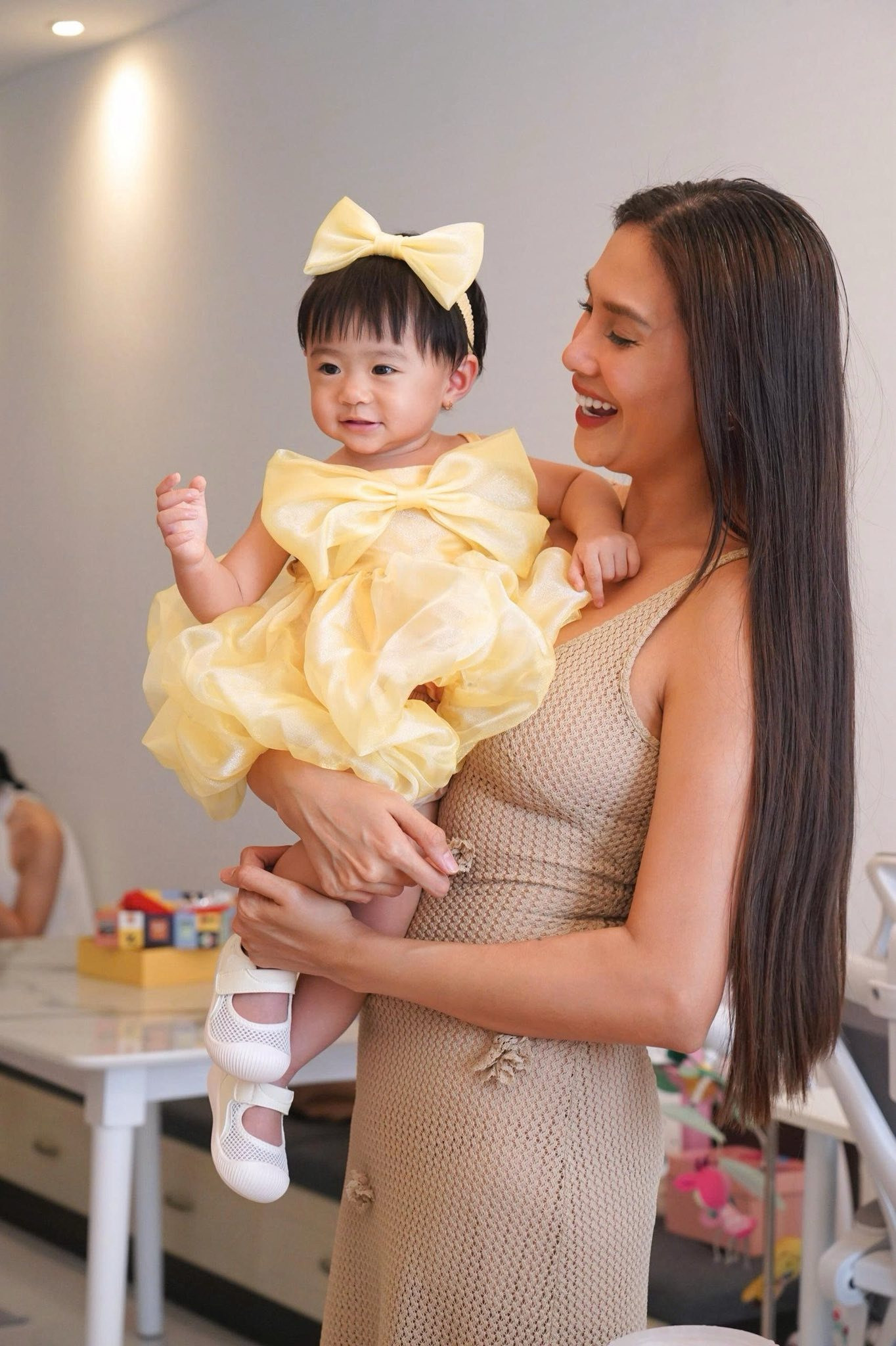 Võ Hoàng Yến tổ chức tiệc thôi nôi cho con gái, vắng bóng ông xã