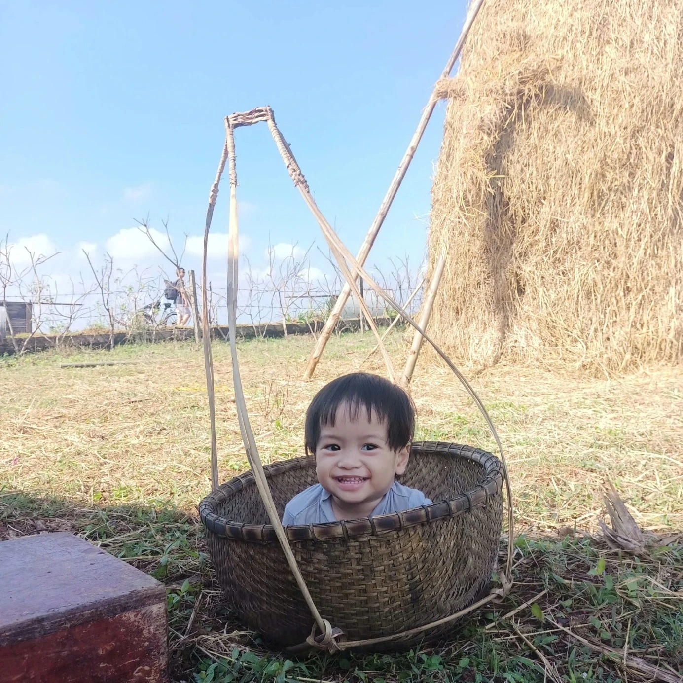 Em bé khóc thét ở cảnh bom nổ phim “Mưa đỏ”: Người mẹ kể chuyện hậu trường