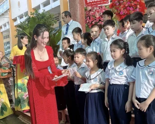 Hoa hậu Phan Thị Mơ hỗ trợ các em nhỏ khó khăn vì lý do đặc biệt