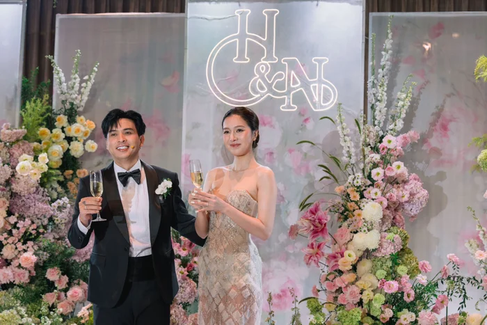 Vợ Hồ Quang Hiếu gây sốt với 2 mẫu váy cưới - Ongkinh