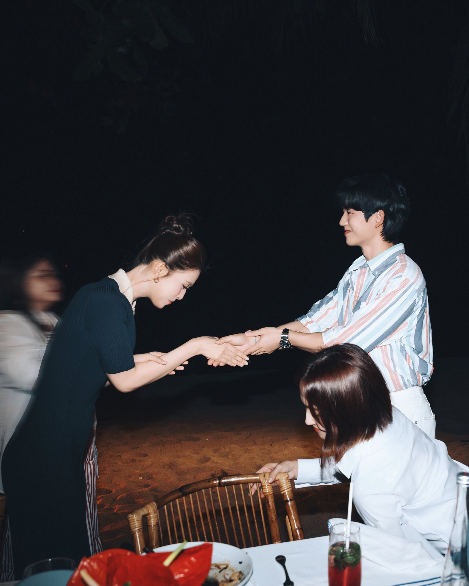 Khoảnh khắc hoa hậu Tiểu Vy gặp Jung Hae In gây chú ý
