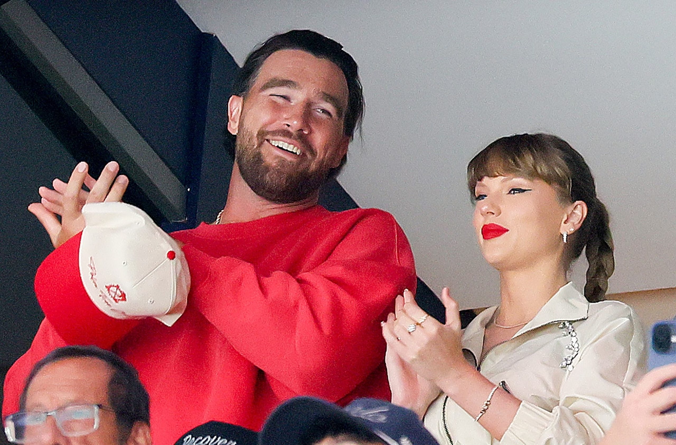 Travis Kelce chia sẻ bí quyết cầu hôn Taylor Swift-ongkinh