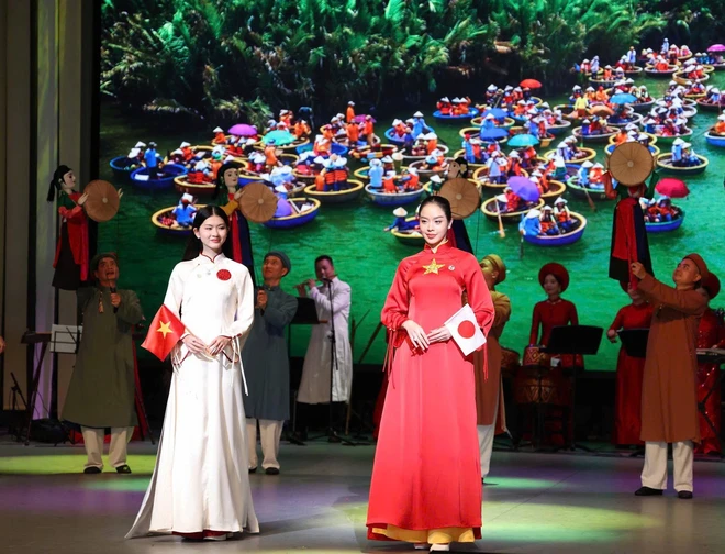 Hoa hậu Thanh Thủy có cơ hội cùng các đại biểu đón tiếp công chúa Tsuguko 