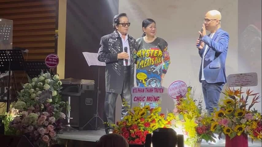 Hôn nhân 45 năm của danh ca Elvis Phương