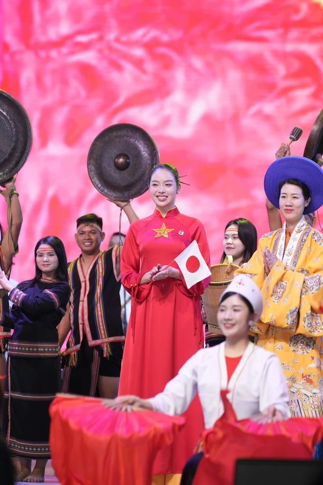 Hoa hậu Thanh Thủy có cơ hội cùng các đại biểu đón tiếp công chúa Tsuguko 