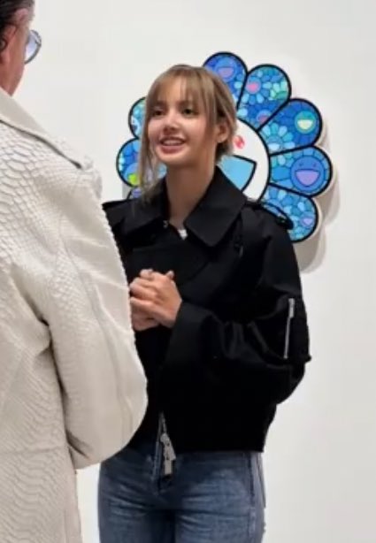 Lisa (BLACKPINK) quên make-up, làm tóc đi sự kiện à?