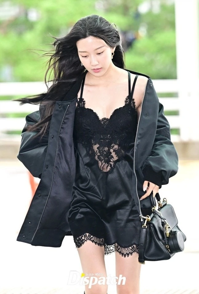Moon Ga Young gây tranh cãi vì diện váy ngủ ra sân bay - Ongkinh