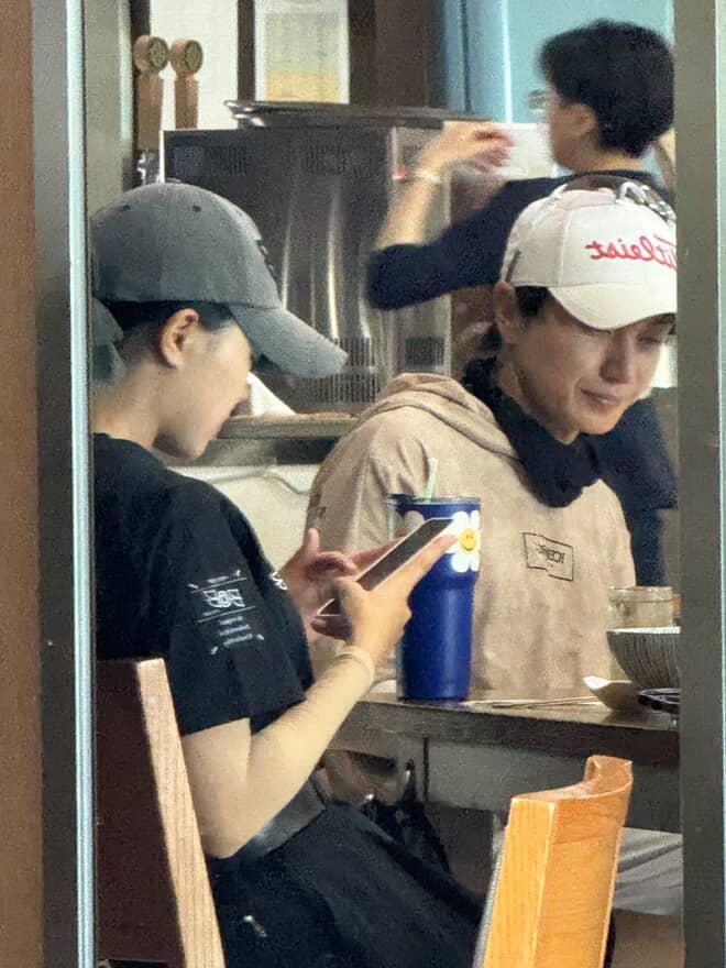 Leeteuk bị bắt gặp hẹn hò với 1 cô gái xinh đẹp