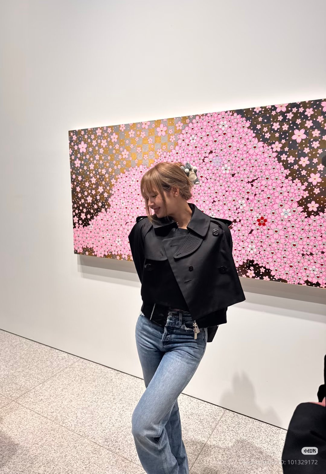 Lisa (BLACKPINK) quên make-up, làm tóc đi sự kiện à?