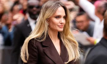 Angelina Jolie khoe chân với trench coat