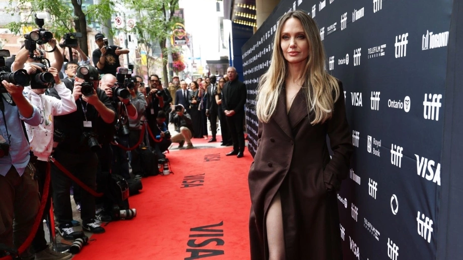 Angelina Jolie khoe chân với trench coat