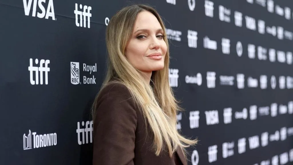 Angelina Jolie khoe chân với trench coat