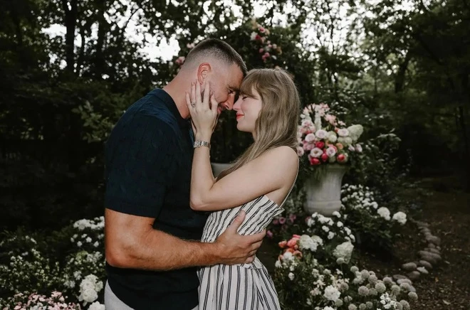 Taylor Swift lần đầu xuất hiện sau đính hôn