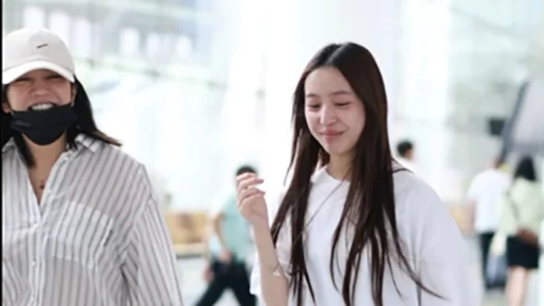 Triệu Vy lộ diện