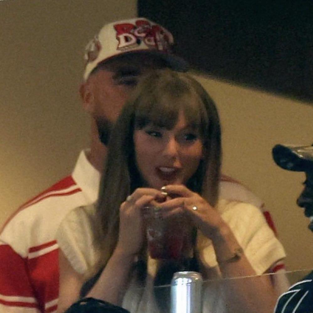 Taylor Swift lần đầu xuất hiện sau đính hôn
