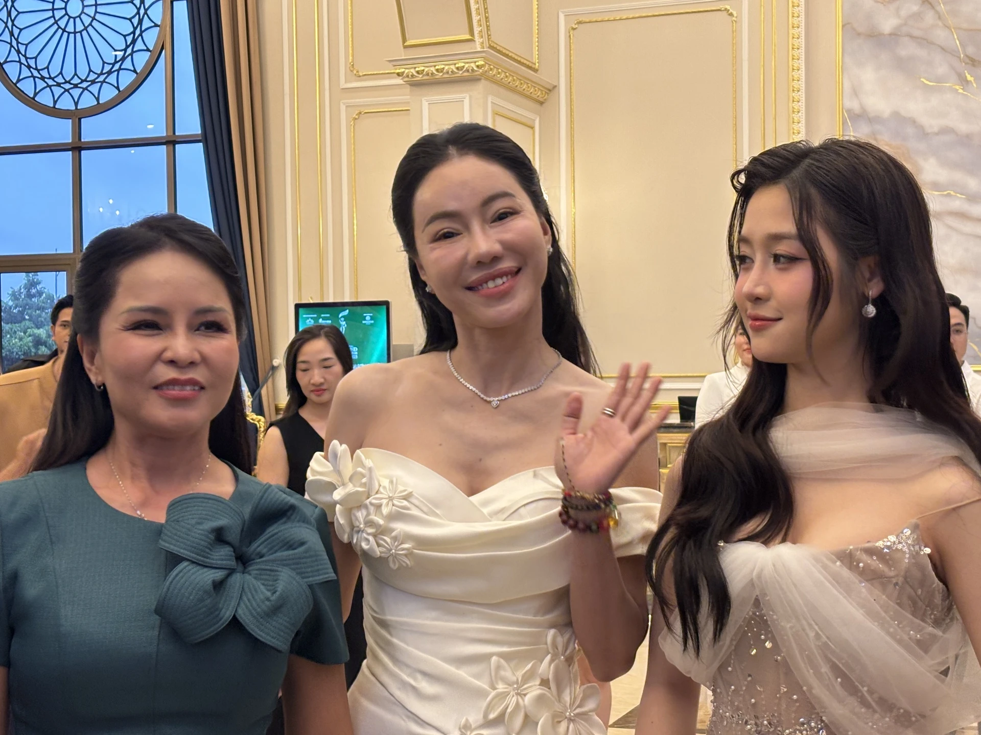 Bà Phạm Kim Dung - CEO Sen Vàng gây chú ý khi xuất hiện tại sự kiện họp báo Miss Grand Vietnam 