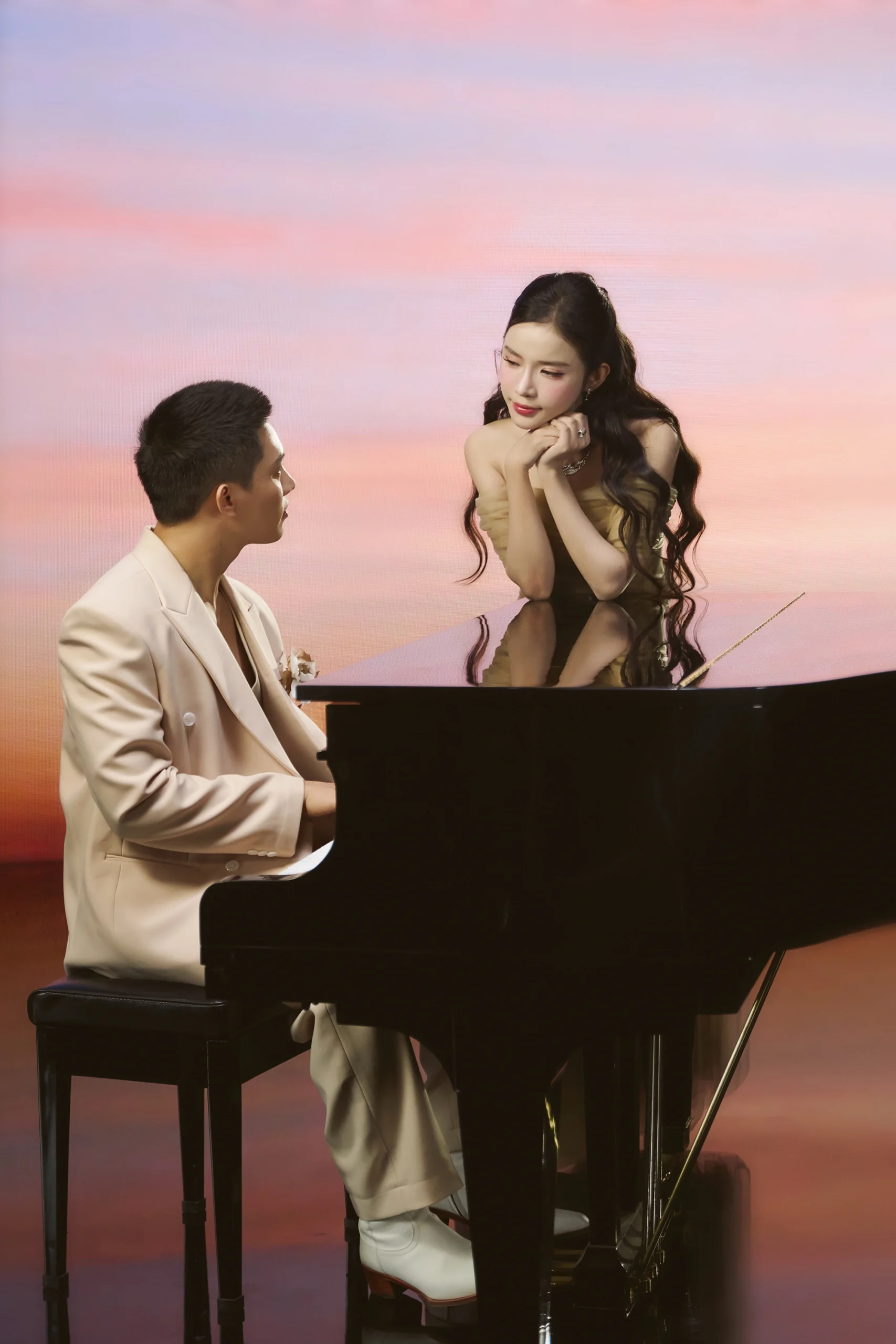 Anh Tú cùng 'hàng xóm' LyLy thực hiện MV về đám cưới
