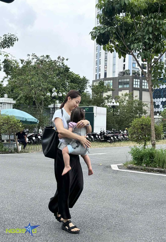 Lan Phương địu con đến phiên tòa xử ly hôn