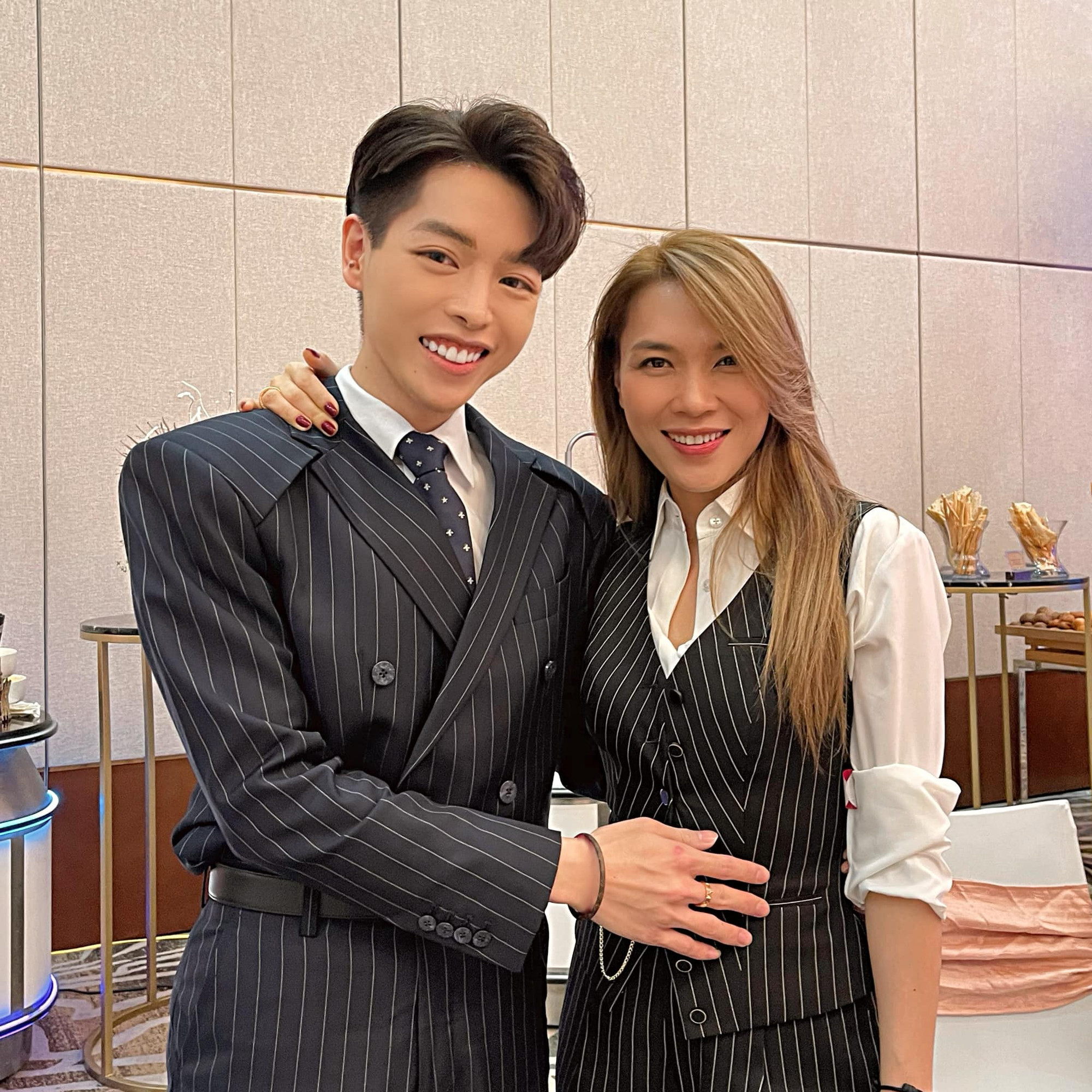 Đức Phúc khoe hình gia đình Hoa dâm bụt bên Mỹ Tâm đập tan ồn ào 'hơn thua' thực lực
