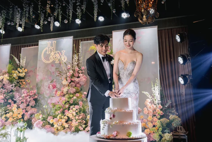 Vợ Hồ Quang Hiếu gây sốt với 2 mẫu váy cưới - Ongkinh