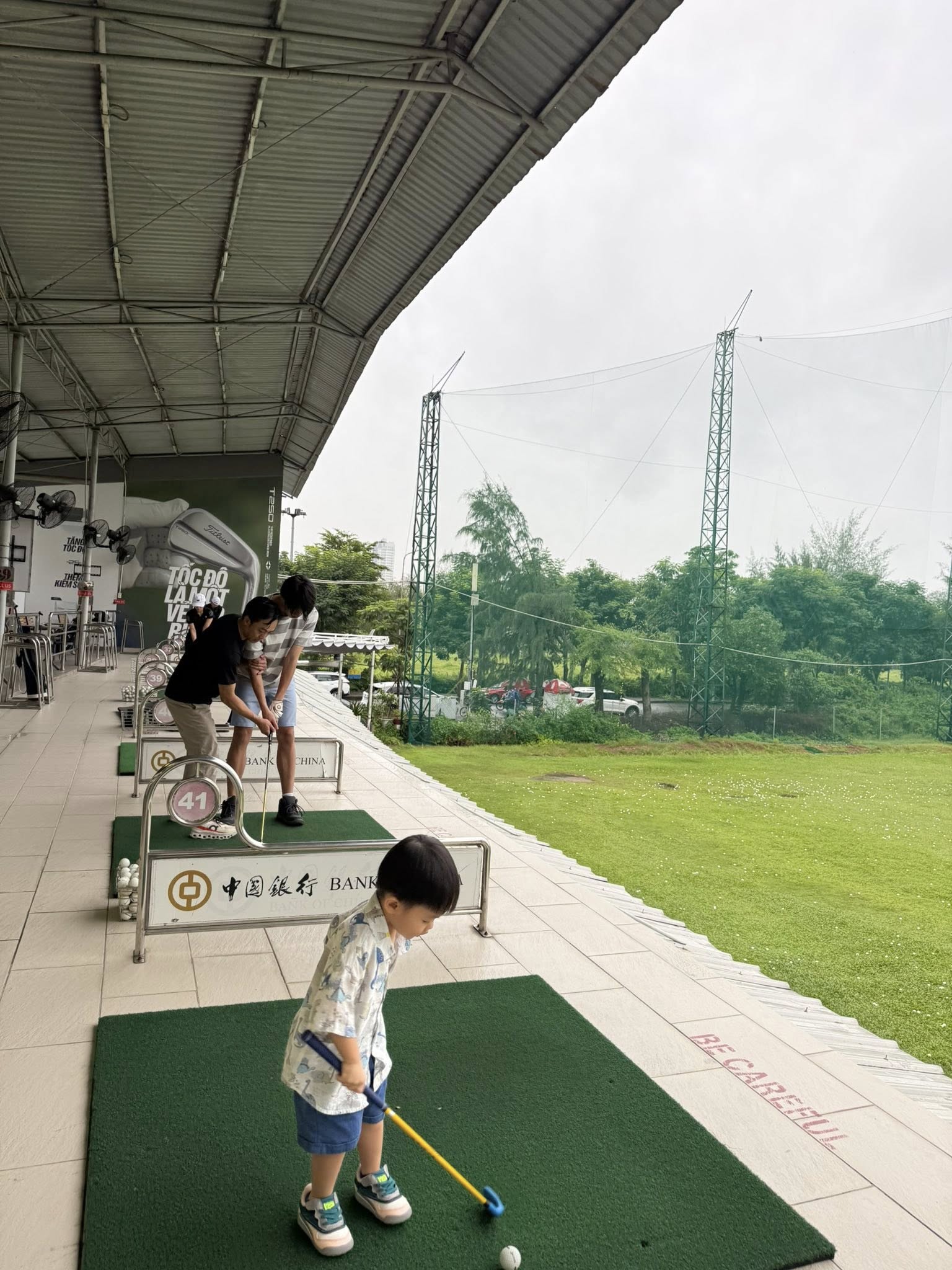 Subeo cuối tuần thư giãn cùng bố bên sân golf chuẩn thiếu gia nhà hào môn 